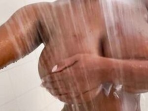 Ellie The Empress Shower Time
