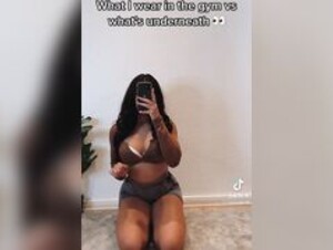Girl exposes her self on tiktok