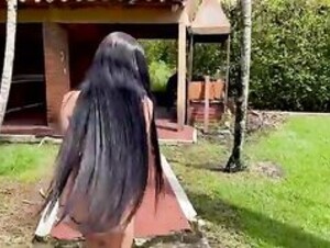 Jennifer probándose varios bikinis