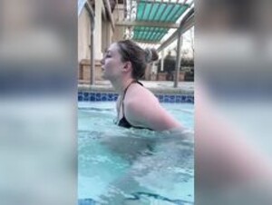 STPeach in Swiming pool