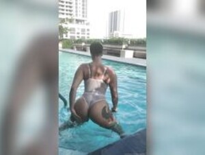 Zahraelise pool twerk