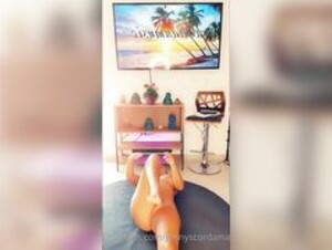 Jenny Scordamaglia stretching