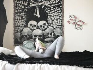 bigtittygothegg vibrator orgasm thru leggings