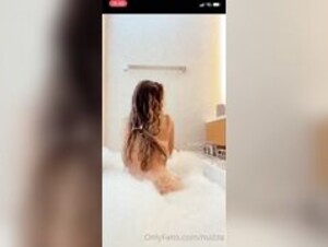 Nudz@ s@udi @rab ass in the shower