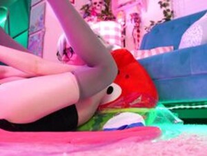 Tweetney – Sucrose shows off her depths
