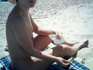 Lily_is_naked: Lily in the beach
