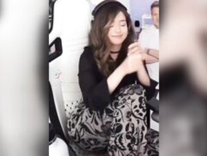 POKIMANE TWERKS ON STREAM OF