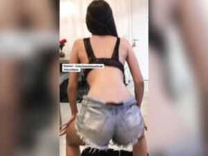 Novinha gostosa dançando funk de short curto