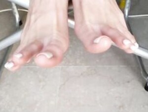 Torislegs long toes play