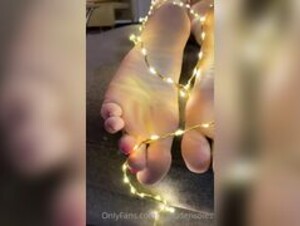 g_goldensoles christmas light feet tease