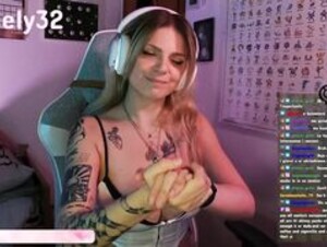 ainely32 showing off