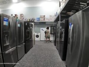1640485302 AMWednesday Naked in Best Buy shop