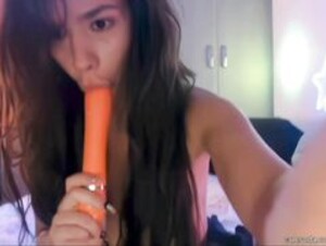 Marcelaamq jugando con un vibrador