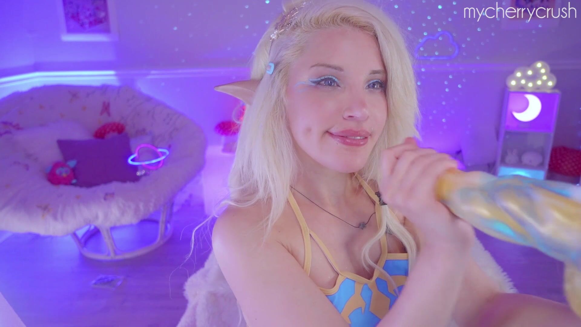 Cosplayer Cherrycrush Rides A Dildo And Fingers Her Asshole