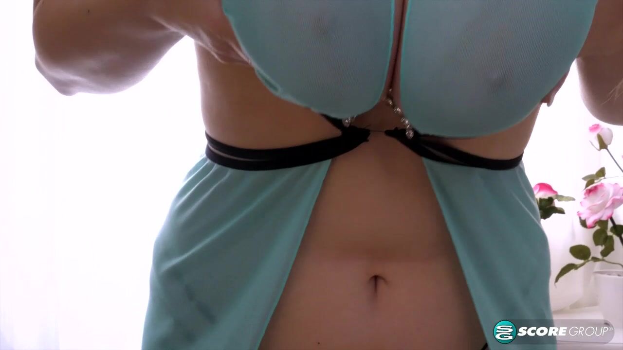Voluptuous Codi Vore Cums Harder When Her Asshole Is Plugged