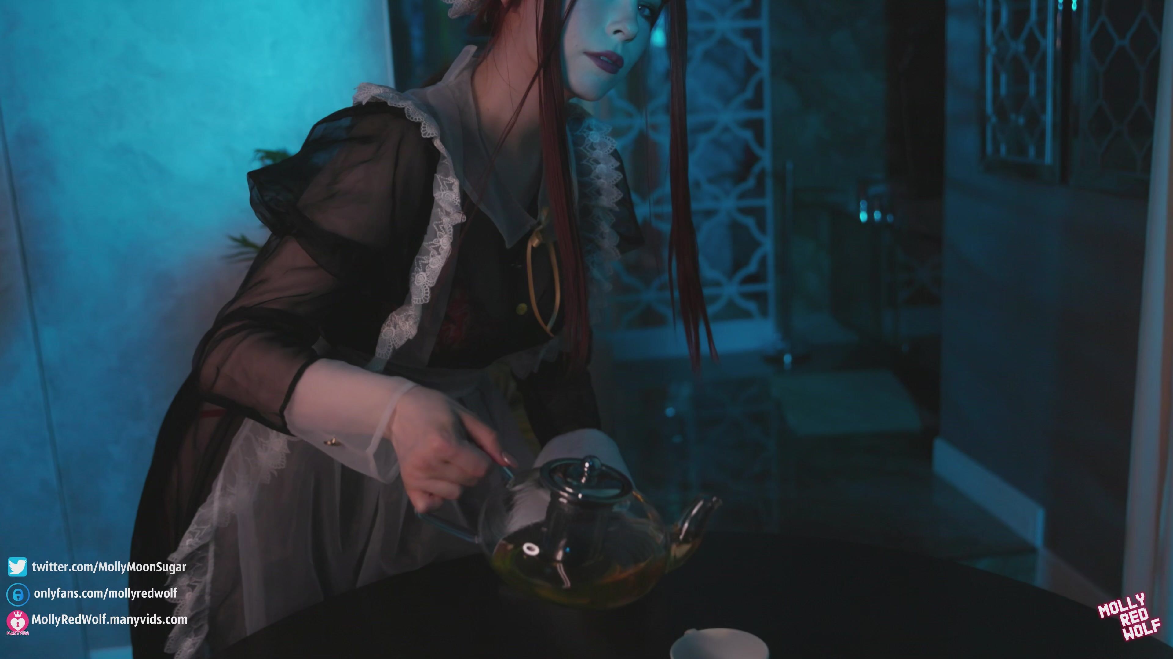Maid MollyRedWolf Gets Fucked Using A Big Dildo