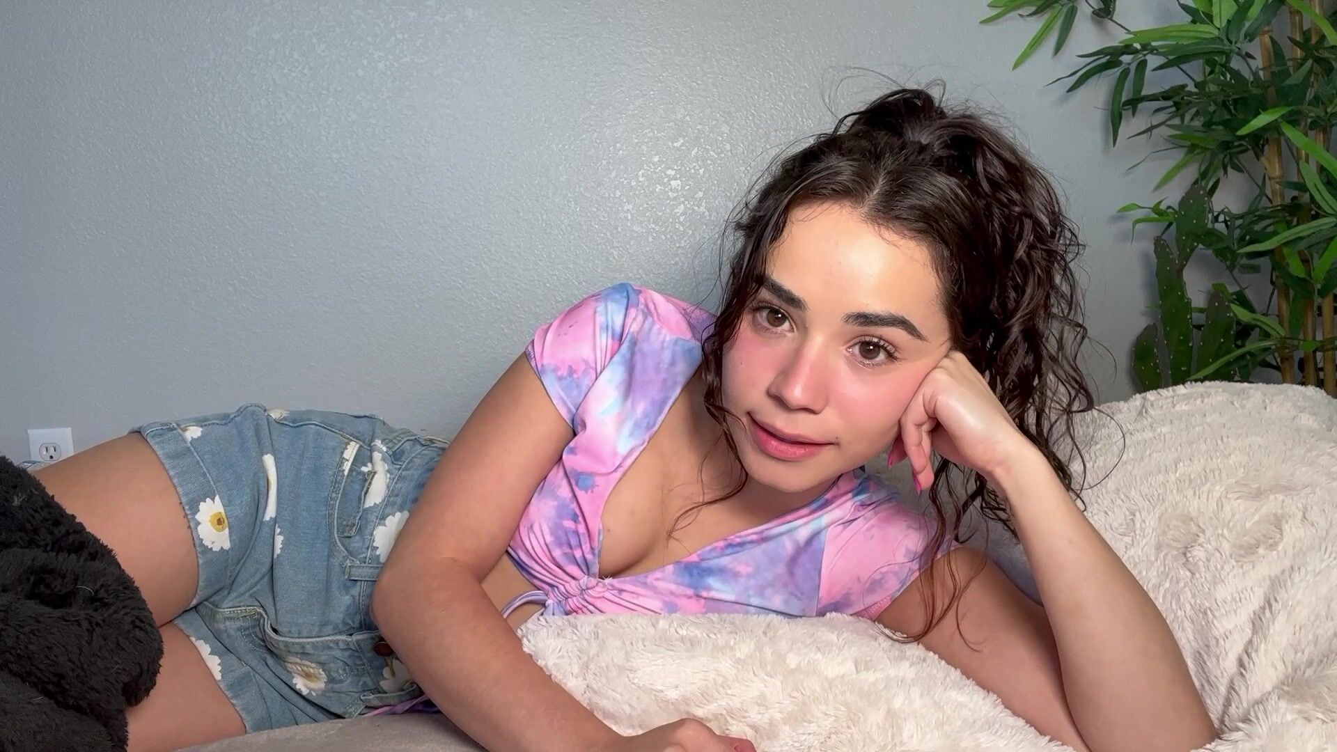 Stepsis Jameliz Likes Cuddling And Masturbating With Her Bro