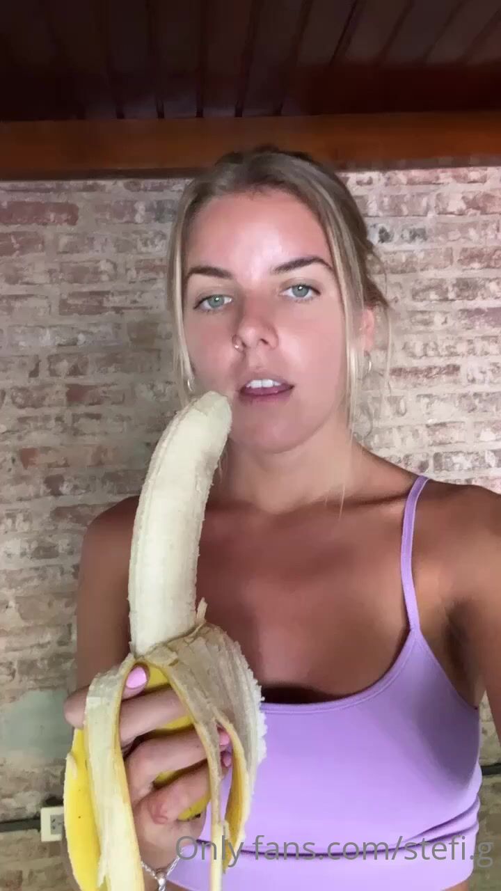 Stefi G Practices Blowjobs With A Banana