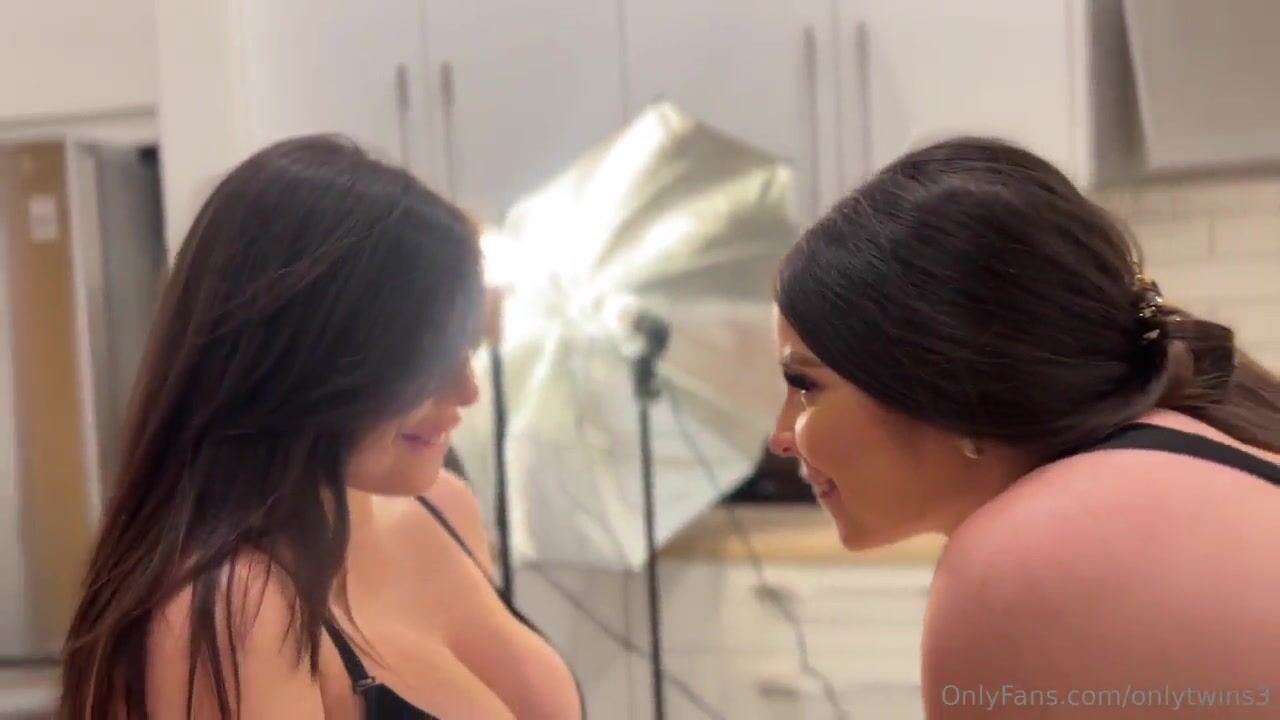 Onlytwins Eat Each Other's Pussy