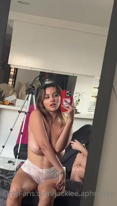 JackieBabiGirl Shows Her Tits In The Mirror