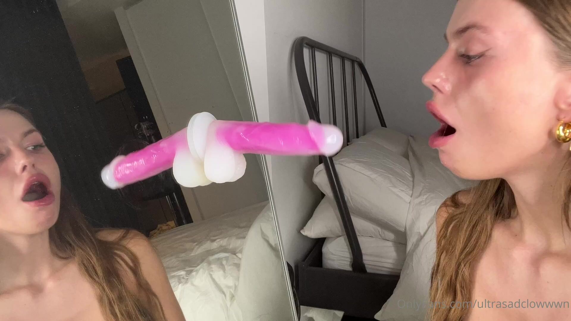 UltraSadClowwwn Gives A Sloppy Deep Throat To A Dildo
