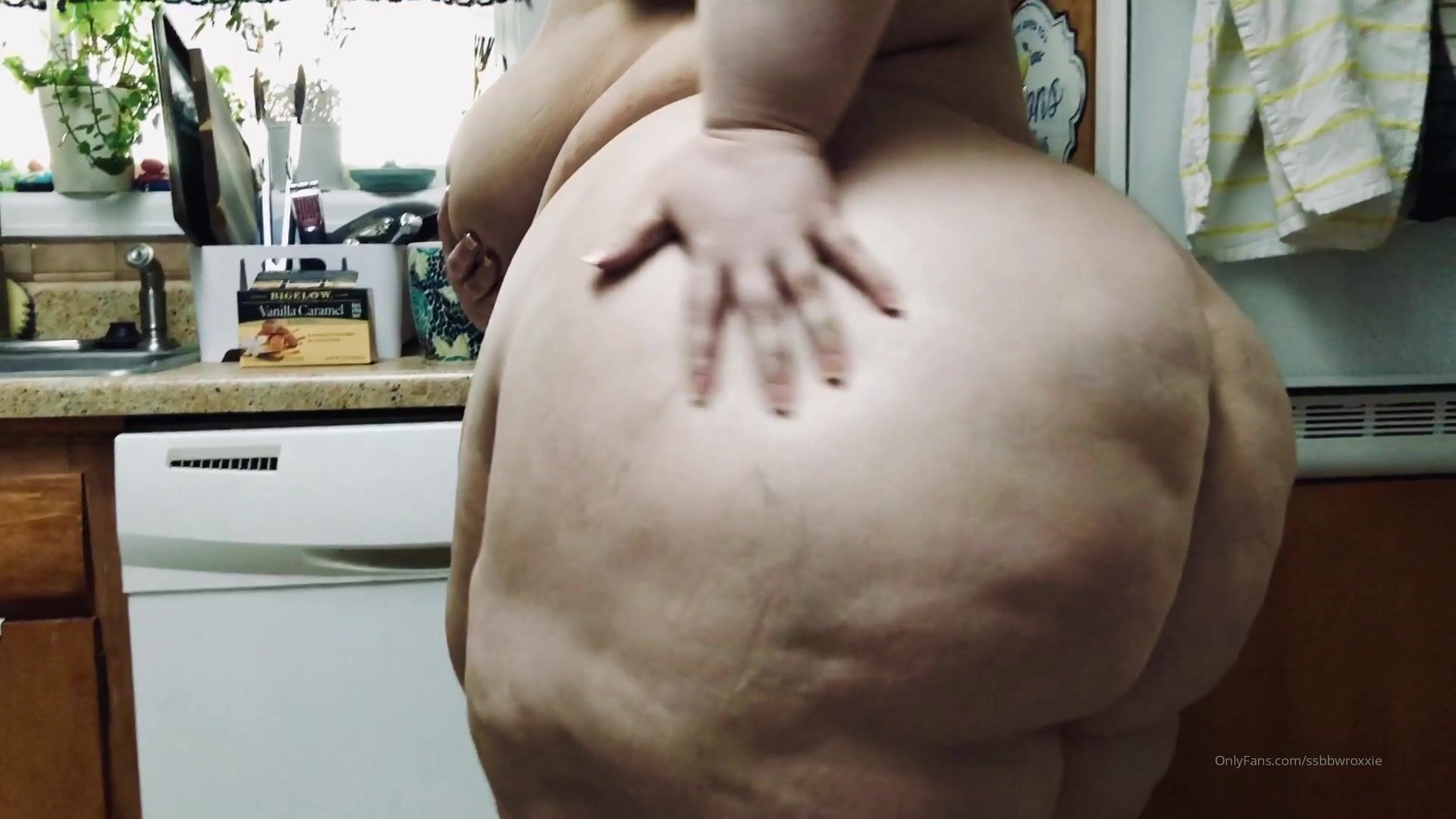 Ssbbwroxxie Makes Tea Time Extra Hot By Being Naked