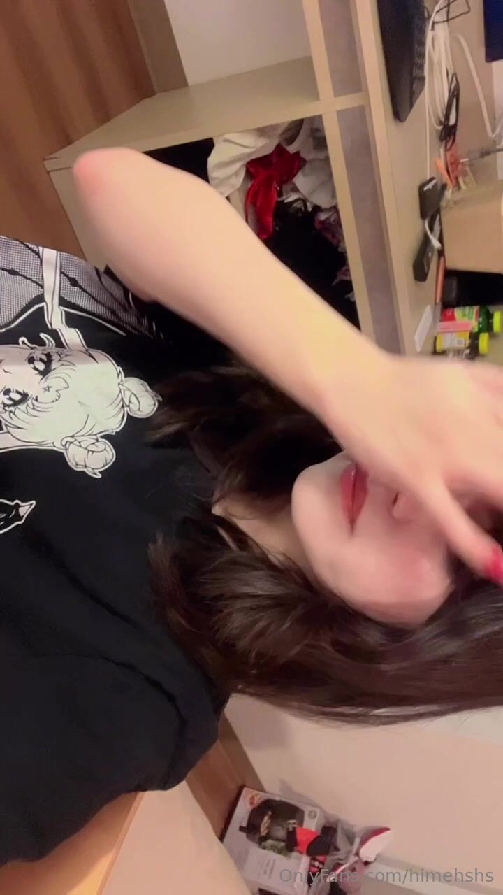 Himehshs Shows Off Her Buttocks And Pussy