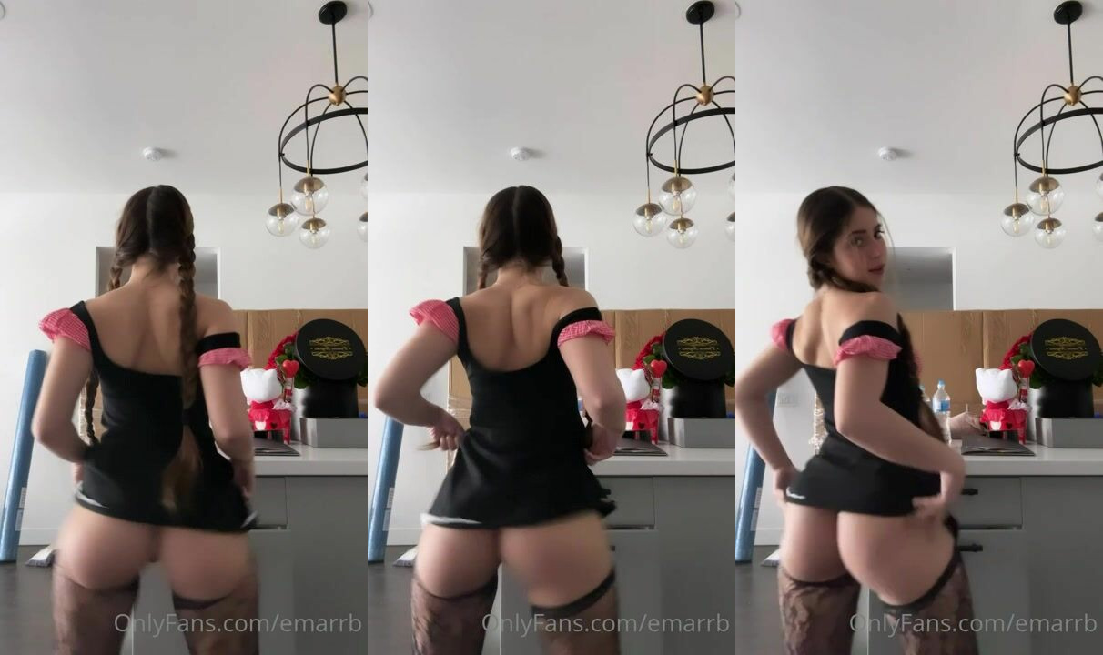 Emma RB Slaps Her Jiggly Ass On Cam