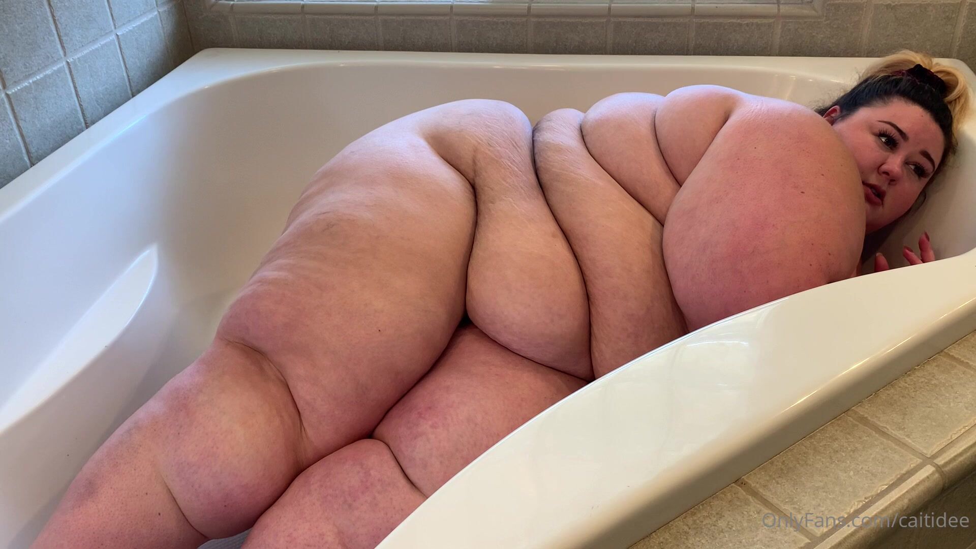 Naked Caitidee Gets Stuck In Bathtub