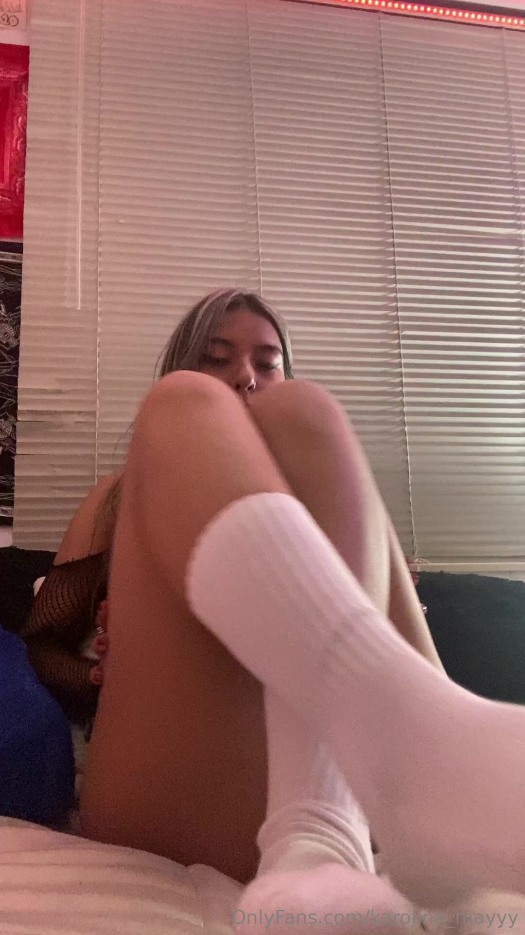 Karolina_Mayyy Shows Off Her Butt And Legs