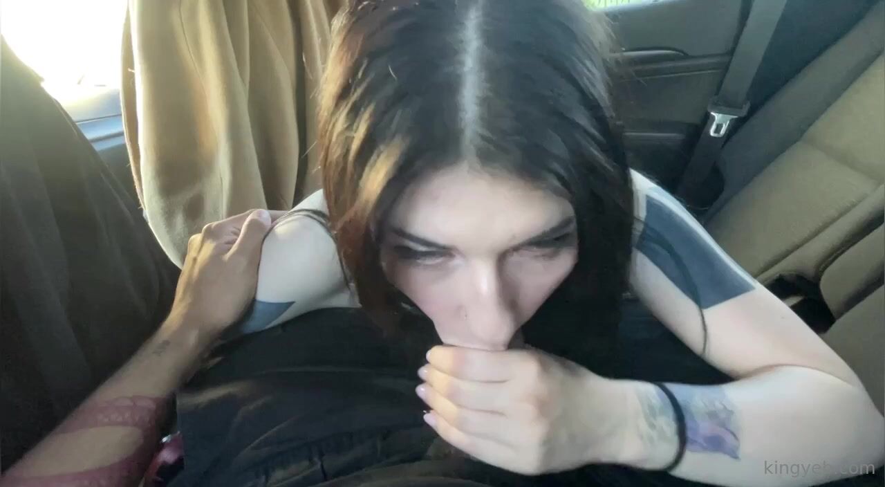 Smolbey Gives A Boobjob In The Car