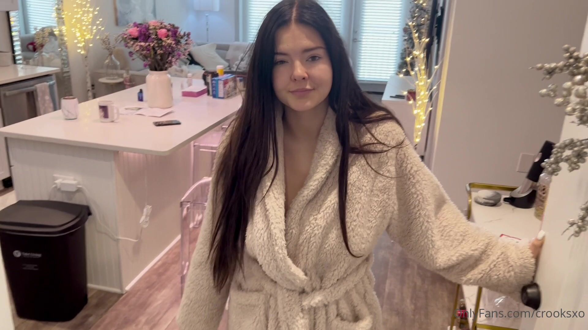 Naughty Crooksxo Seduces Her House Guest