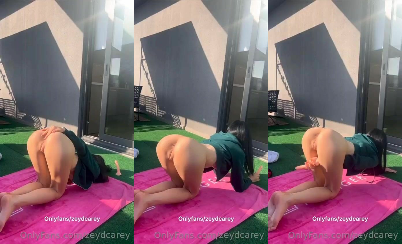 Zeydcarey Gets Flexible With Her Pussy