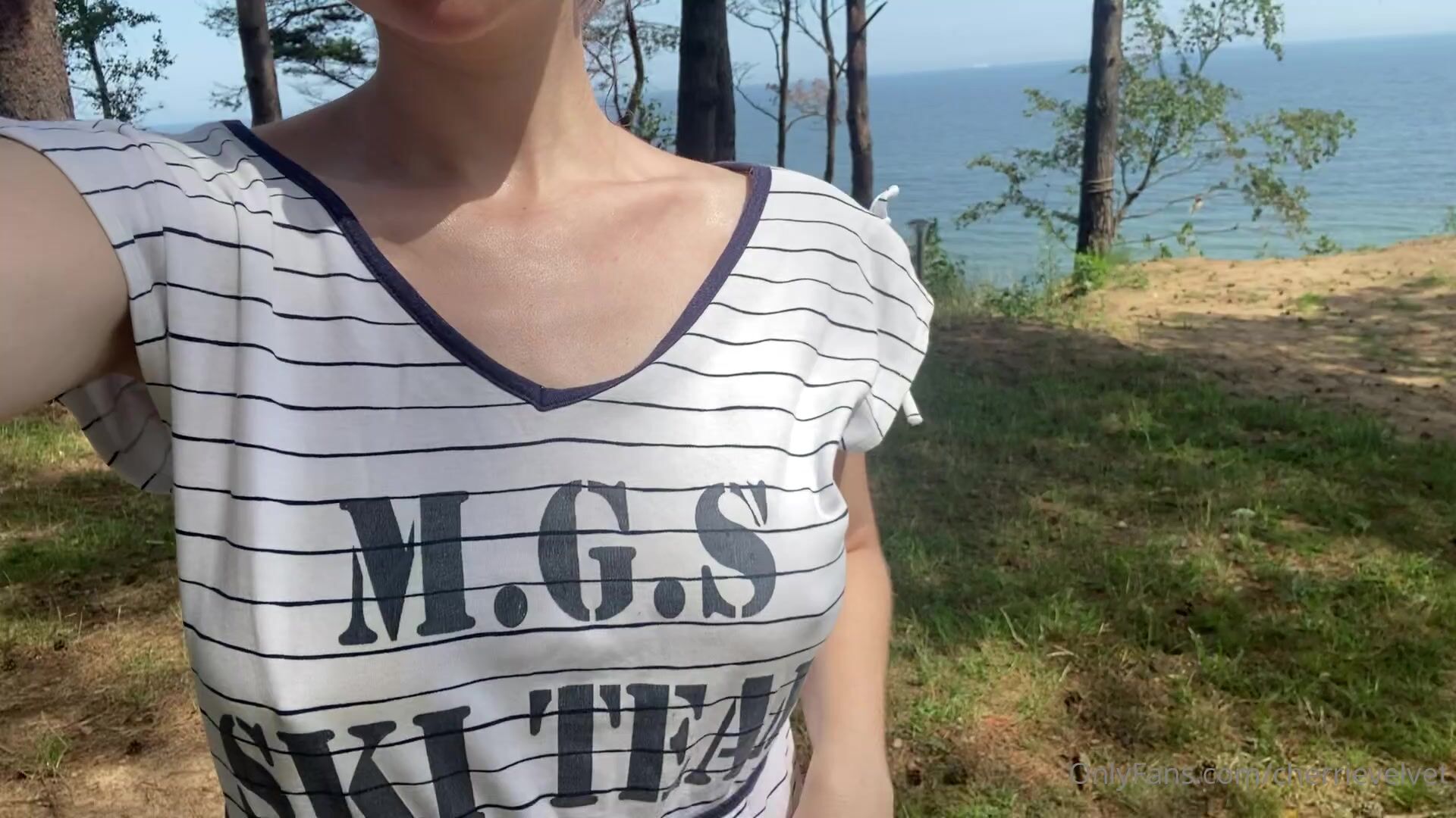 Cherrievelvet Flashes Tits Outside