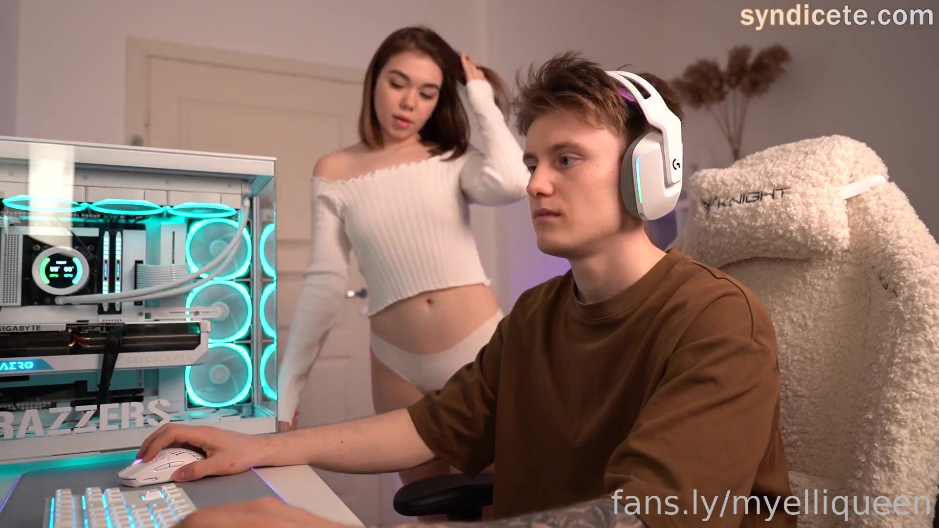 Myelliqueen Convinces Her Gamer Boyfriend To Have Anal Sex