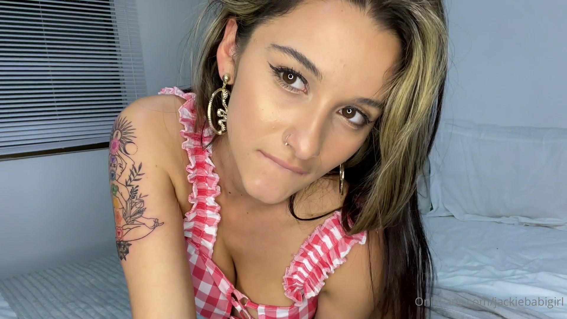 Jackiebabigirl Strips And Masturbates